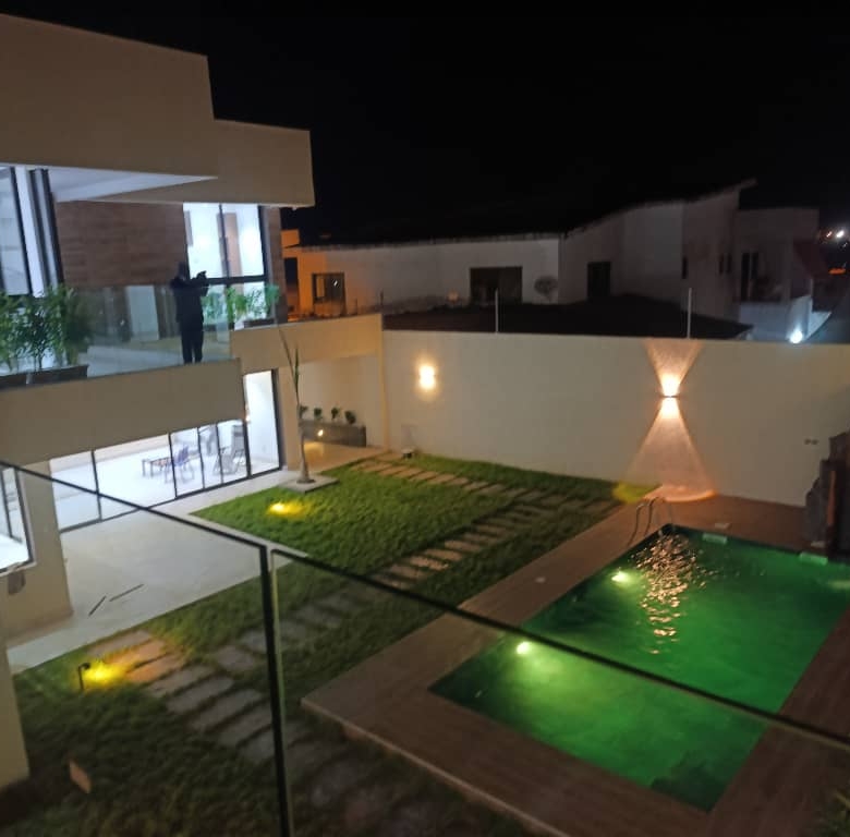 villa Duplex haut standing connecté à nouveau CHU Angré